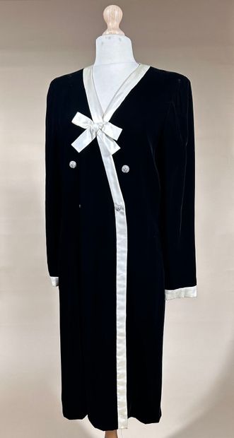 JEAN PATOU 
Robe manteau en velours noir...