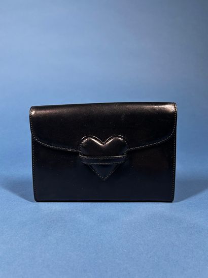RENA LANGE
Pochette en cuir glacé noir faisant...