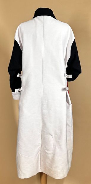 COURRÈGES Paris 
Manteau bicolore blanc/noir...