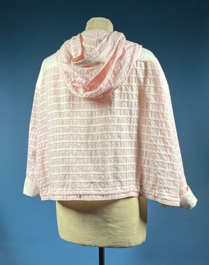 COURRÈGES Paris 
Blouson court en coton rose...
