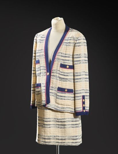 CHANEL Boutique
Two-tone tweed suit in navy...