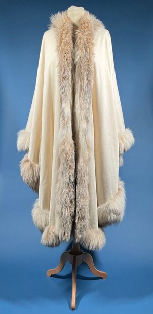 ERIK SCHAIX
Ample ivory cashmere cape with...