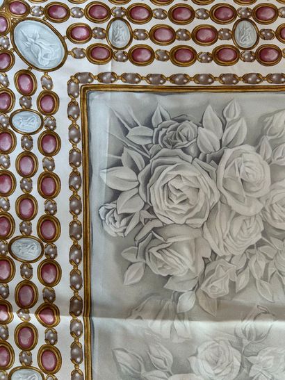 CHANEL 
Carrée en twill de soie à décor de...