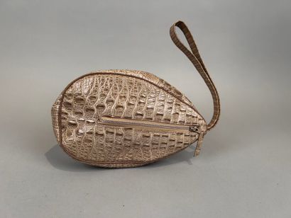 ANONYME 
Petit sac porté main en cuir beige...