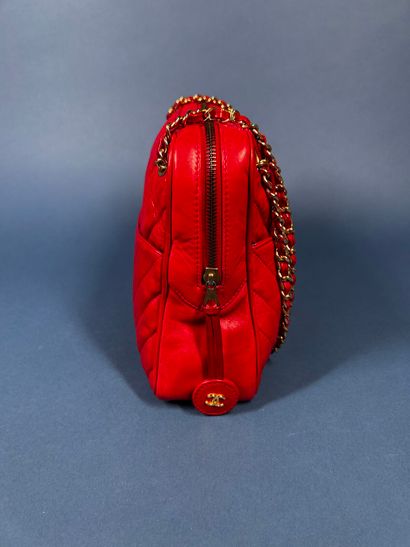 CHANEL 
Red chevron quilted leather bag,...