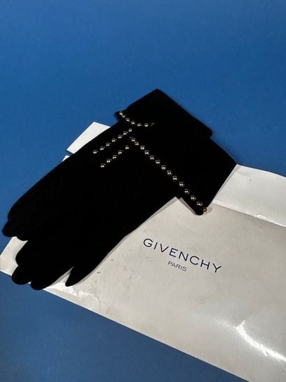 GIVENCHY 
Paire de gants en chevreau velours...