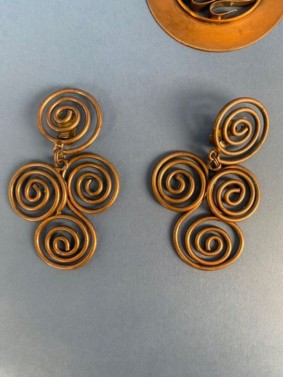 ANONYME 
Lot de trois paires de clips pendants...
