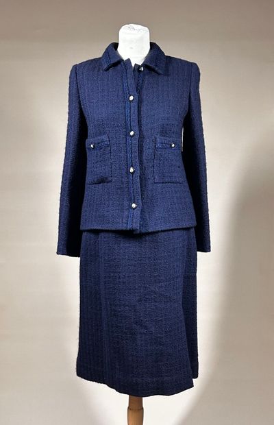 CHANEL Création 
Tailleur en tweed marine...