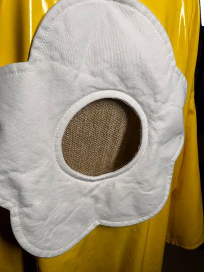 COURRÈGES Paris 
Imperméable en vinyle jaune...