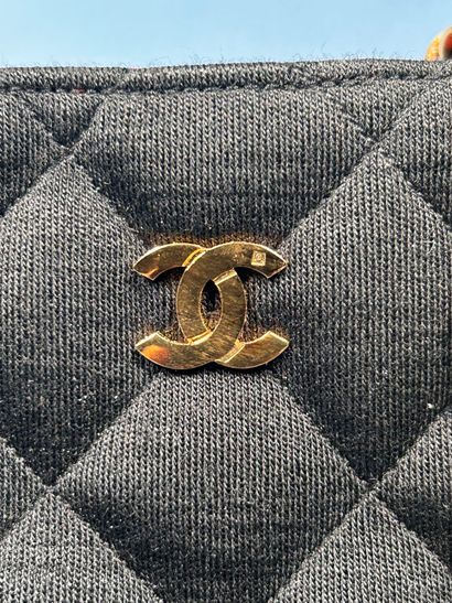 CHANEL 
Sac haut en jersey matelassé et cuir...