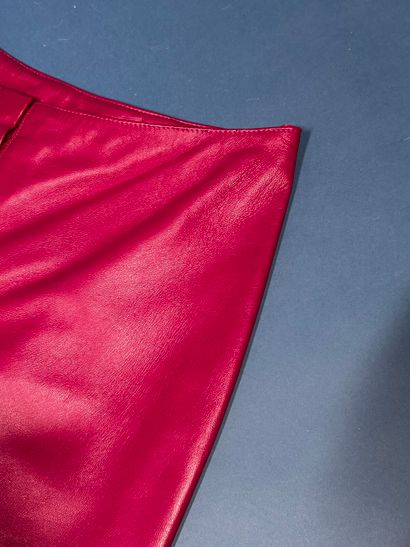 VICTOIRE
Pantalon en cuir fuchsia, fermeture...