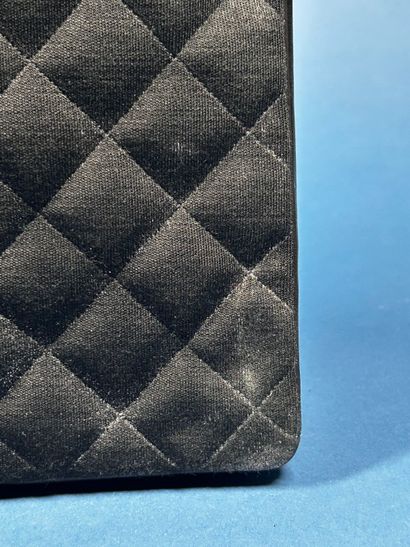 CHANEL 
Sac haut en jersey matelassé et cuir...