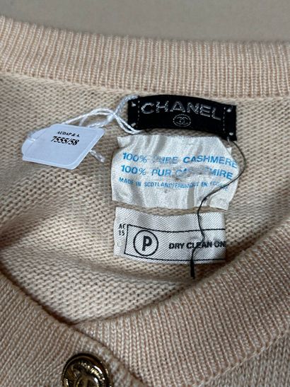 CHANEL 
Cardigan en cachemire beige saumoné...