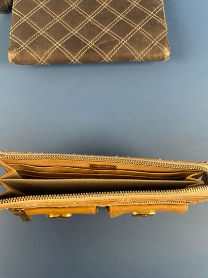 MARC JACOBS 
Lot de deux compagnons en cuir...