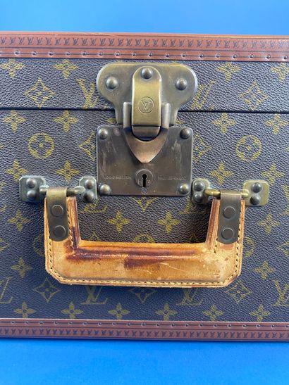 LOUIS VUITTON, avenue Marceau n°907386.
Bisten...