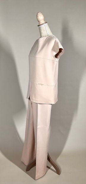 COURRÈGES Paris 
Tailleur pantalon en gabardine...