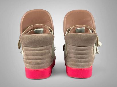 Louis VUITTON, collaboration Kanye WEST
Paire...