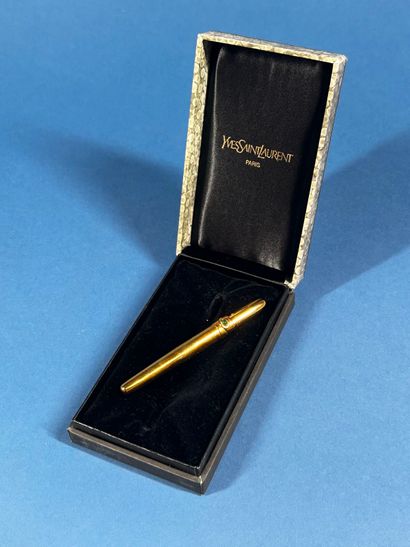 YVES SAINT LAURENT 
Petit stylo de forme...