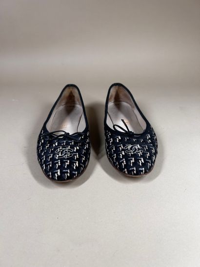 CHANEL 
Paire de ballerines en coton noir...