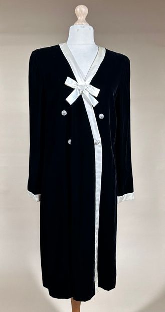 JEAN PATOU 
Robe manteau en velours noir...