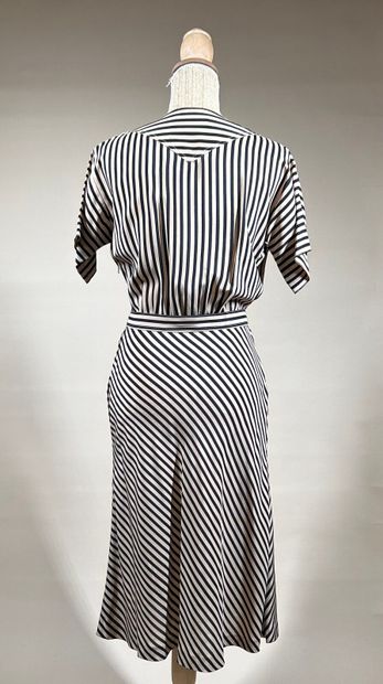 RENATA, Diffusion Michel Comte 
Robe mi-longue...