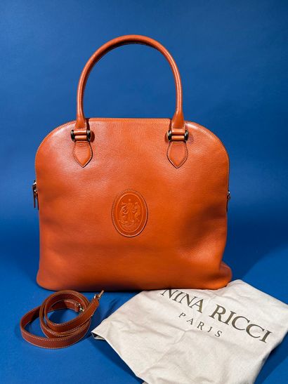 NINA RICCI 
Sac demi-lune en cuir beige orangé,...