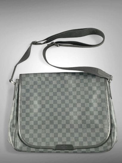 LOUIS VUITTON
Sac besace en toile damier...