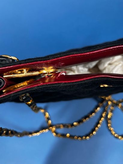 CHANEL 
Sac haut en jersey matelassé et cuir...