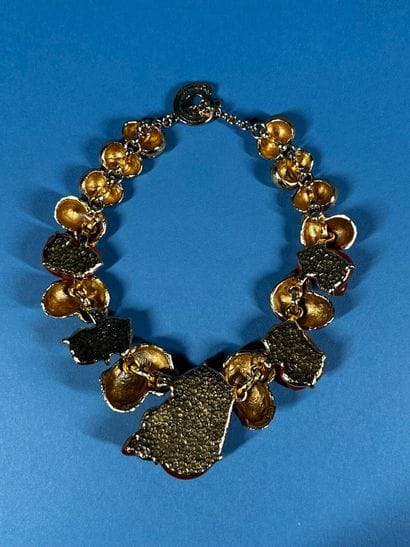 CHRISTIAN DIOR Parfum 
Large shell necklace...