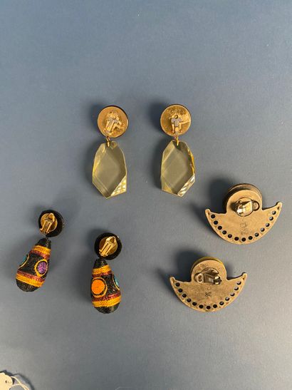 ANONYME
Réunion de trois paires de clips...