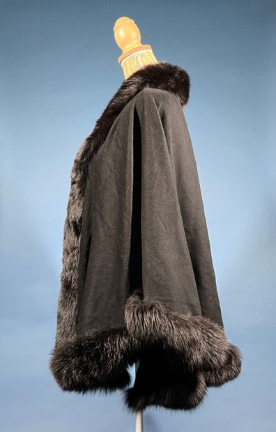 ANONYMOUS 
Short cape in black cashmere trimmed...