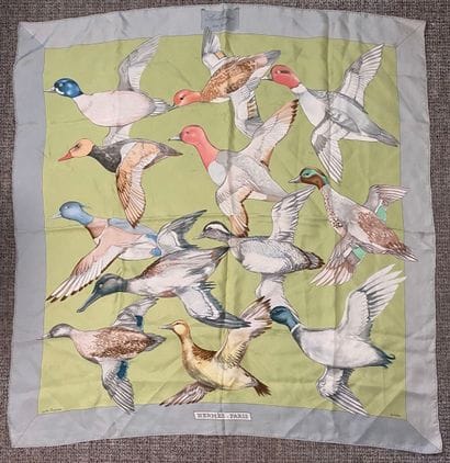 HERMÈS Paris.
Carré en twill de soie imprimée...