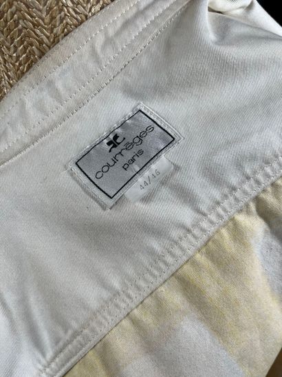 COURRÈGES Paris 
Blouson court en coton blanc...