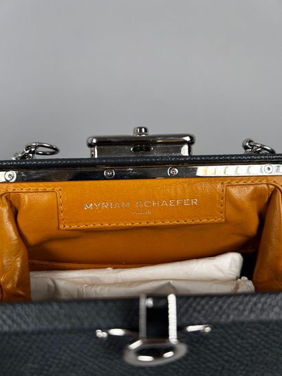 MYRIAM SCHAEFER Paris 
Petit sac porté épaule...