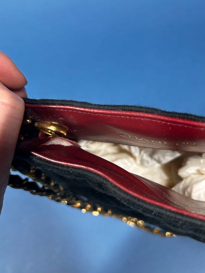 CHANEL 
Sac haut en jersey matelassé et cuir...