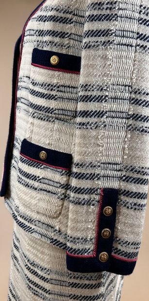 CHANEL Boutique
Two-tone tweed suit in navy...