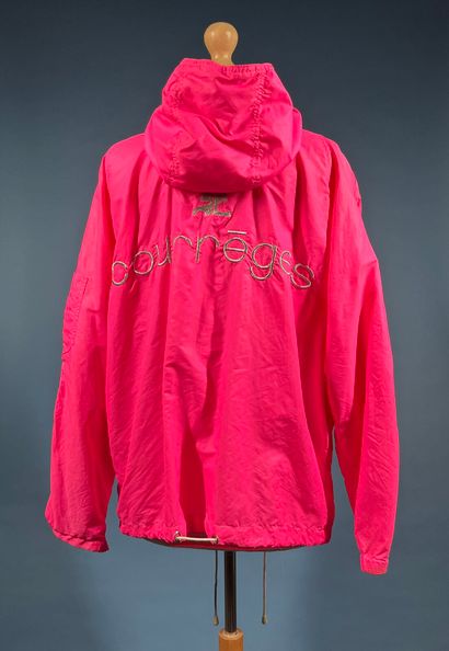 COURRÈGES 
Blouson rose fluo à capuche portant...