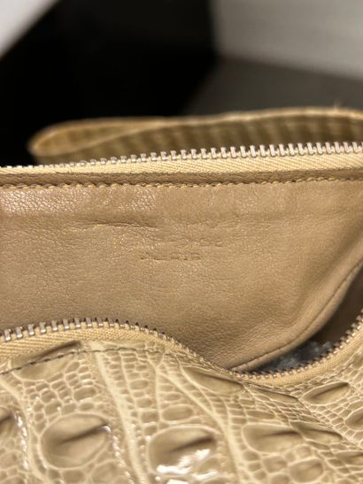ANONYME 
Petit sac porté main en cuir beige...