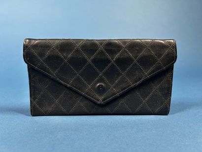 CHANEL 
Portefeuille en cuir matelassé noir...