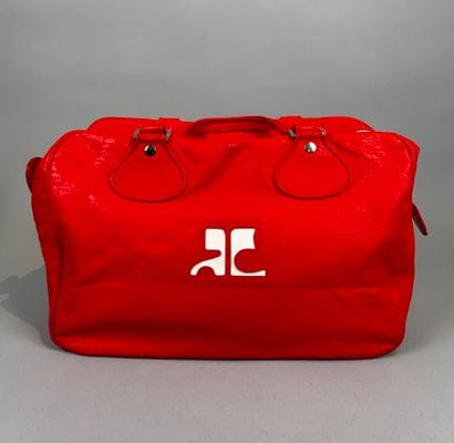 COURRÈGES 
Sac caméra 24h en vinyle rouge...