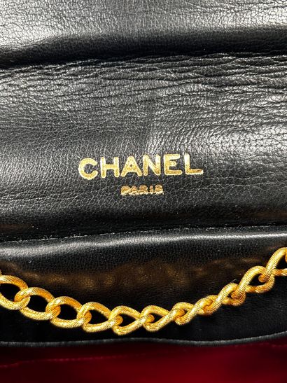 CHANEL Prototype 
Sac pochette en cuir marine...