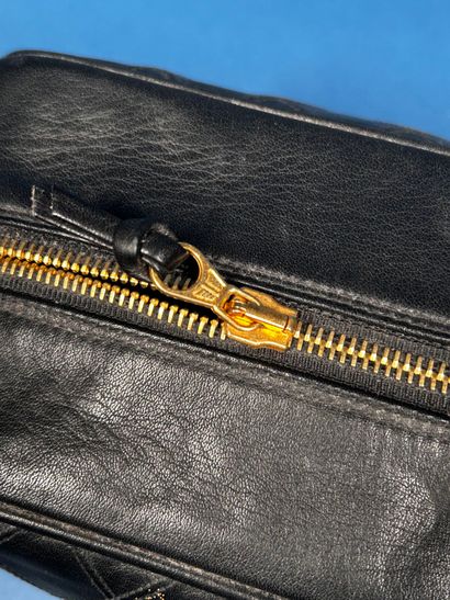 CHANEL 
Trousse de toilette en cuir matelassé...