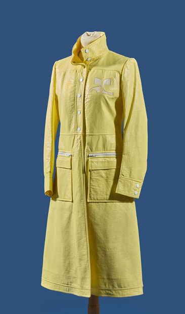 COURRÈGES Paris 
Manteau en vinyle jaune...