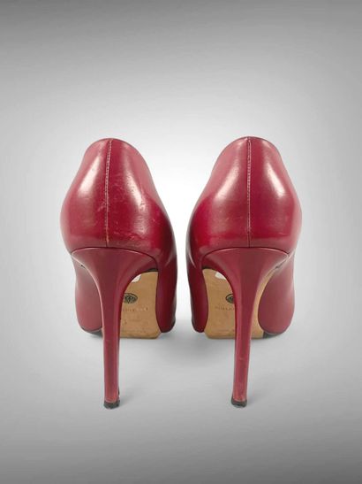 EMILIO PUCCI
Paire d'escarpins en cuir rouge...