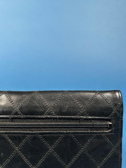 CHANEL 
Portefeuille en cuir matelassé noir...