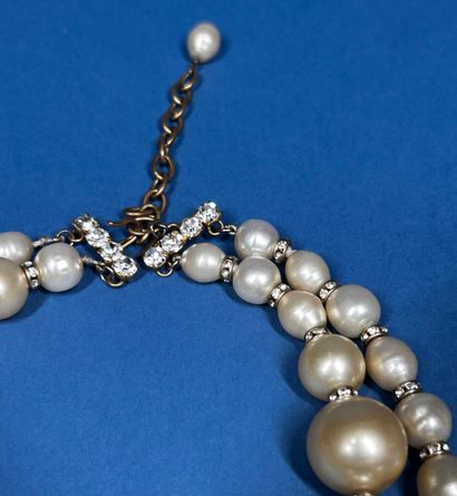 CHANEL, 1982. 
Necklace with a double strand...