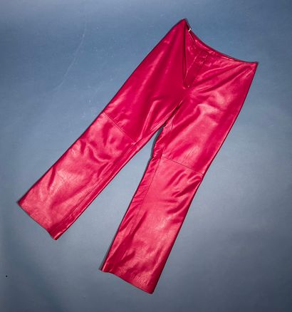 VICTOIRE
Pantalon en cuir fuchsia, fermeture...