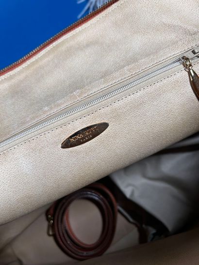 NINA RICCI 
Sac demi-lune en cuir beige orangé,...