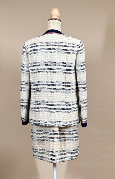 CHANEL Boutique
Two-tone tweed suit in navy...
