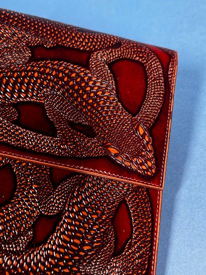 JEAN PATOU 
Pochette enveloppe en cuir tabac...
